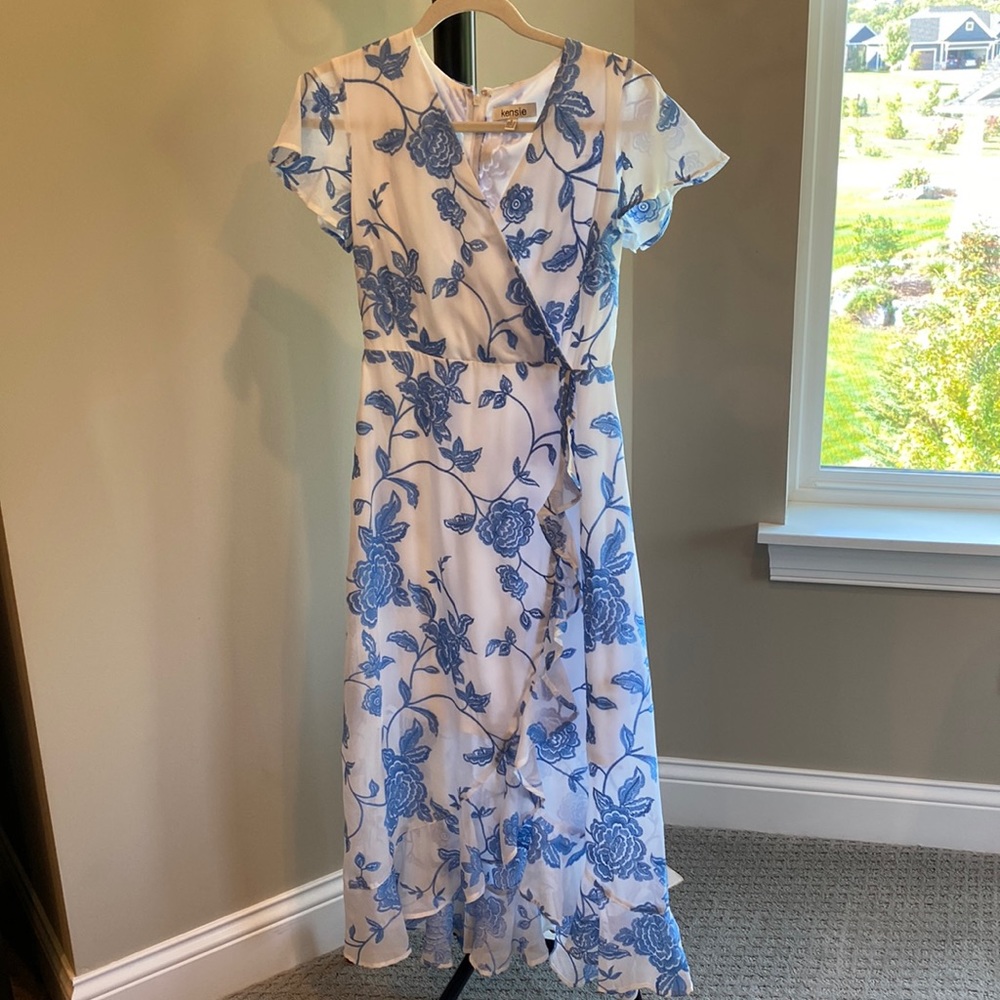 Kenzie Size 2 blue and white flowered dress, never worn